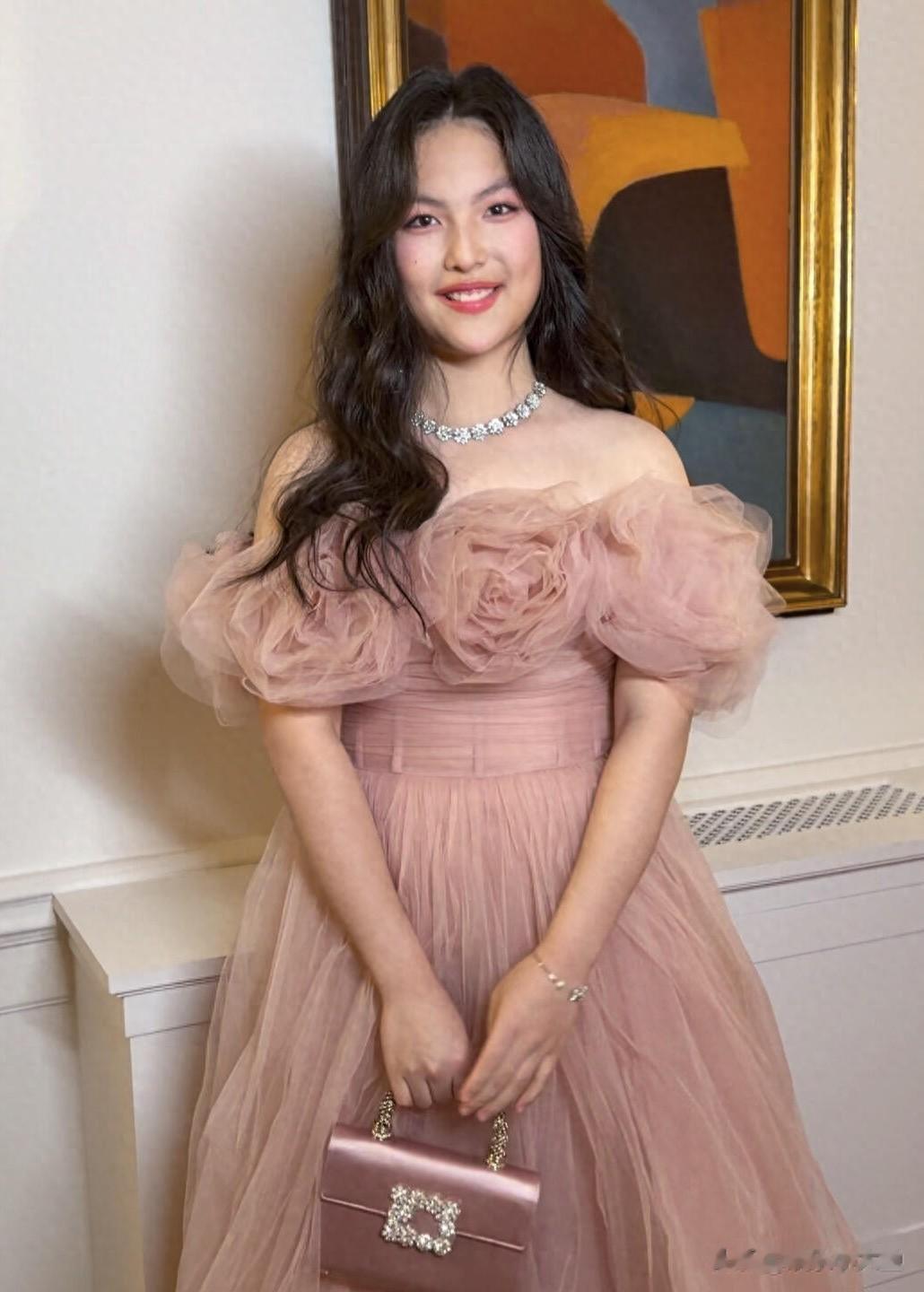 王诗龄出席巴黎时装周,川粉色抹胸花朵纱裙 豪华钻石项链点缀好美