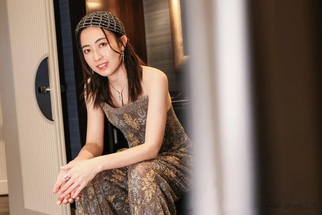 46岁甘比出席时尚晚宴，穿抹胸连体裤戴钩织帽子，比女明星还贵气