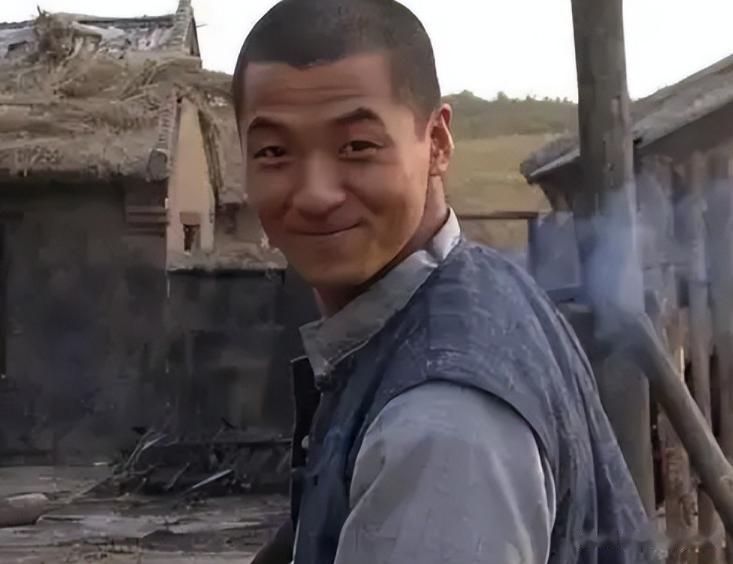 钱多还真有用！他闯关东爆火后娶了美女同桌，如今生活令人羡慕