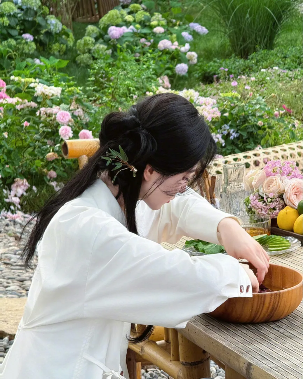 刘诗诗带火了一种减龄穿搭：新中式刺绣上衣+阔腿裤，减龄又高级