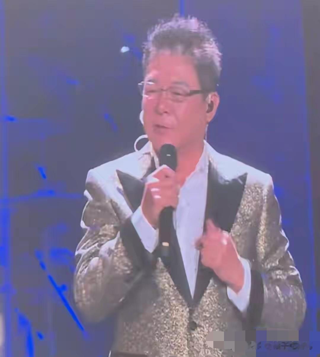 67岁张兰追星举荧光棒狂嗨被拍，网友：这哪是女强人，分明是迷妹