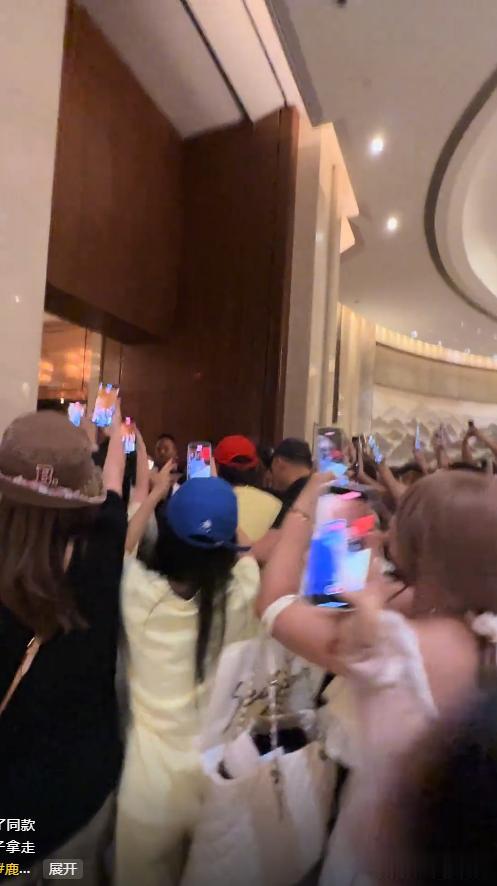 鹿晗逛公园被偶遇,走路扣肩驼背还一路拍照,邓超大裤衩拖鞋抢镜