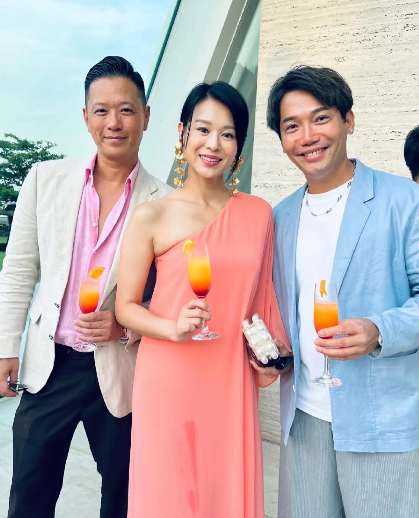 庄思敏二婚现场，双胞胎妹妹长得超像，胡杏儿吴若希到场祝福