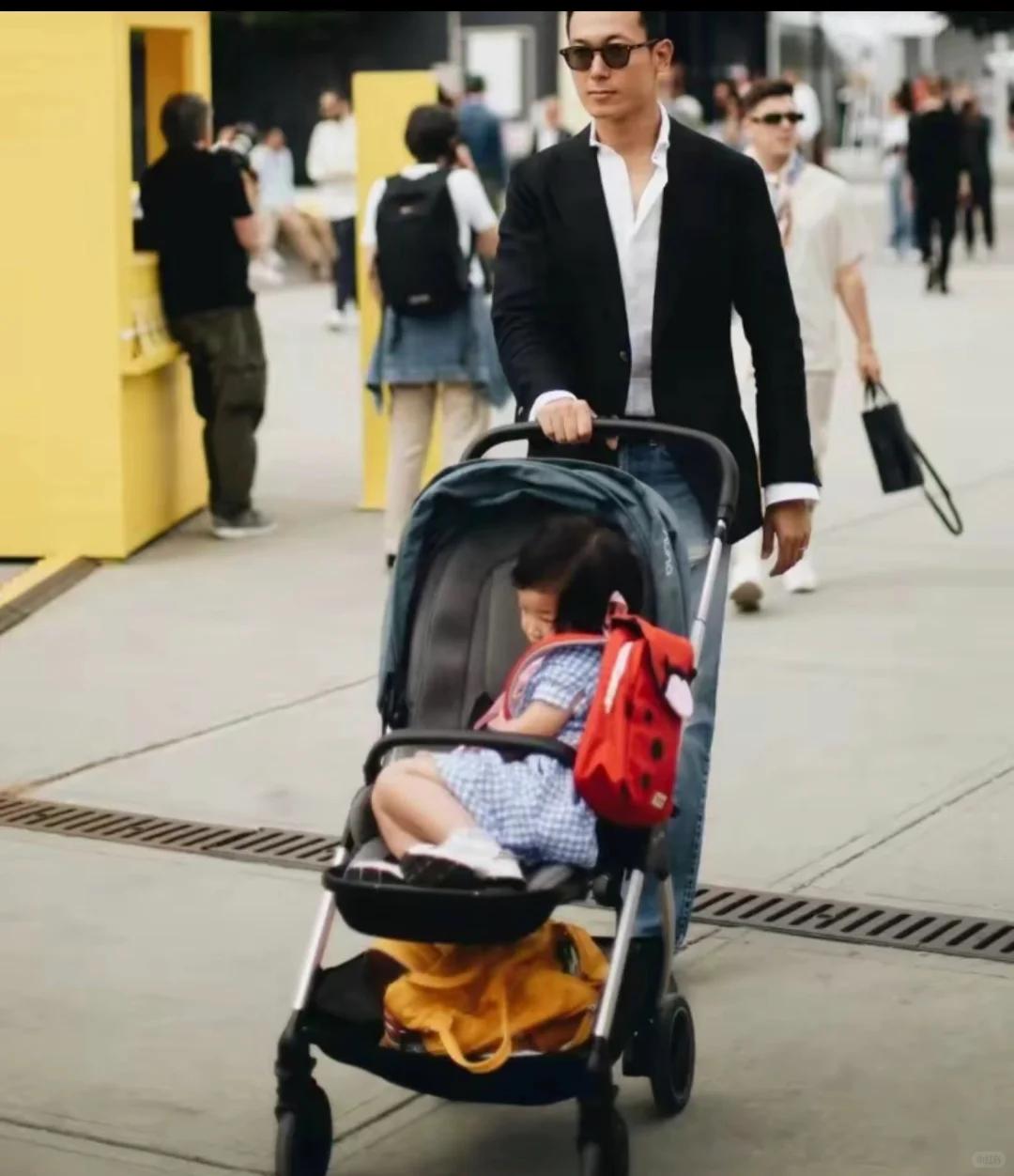 恭喜朱珠搬离老破小!和老公在豪宅做牛排请客,家里穿短袖超暖和