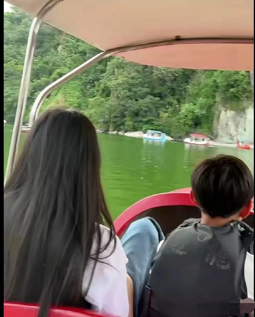 汪小菲马筱梅陪娃同游！霖霖黏后妈撒娇玥儿躲身后，背影神似大S