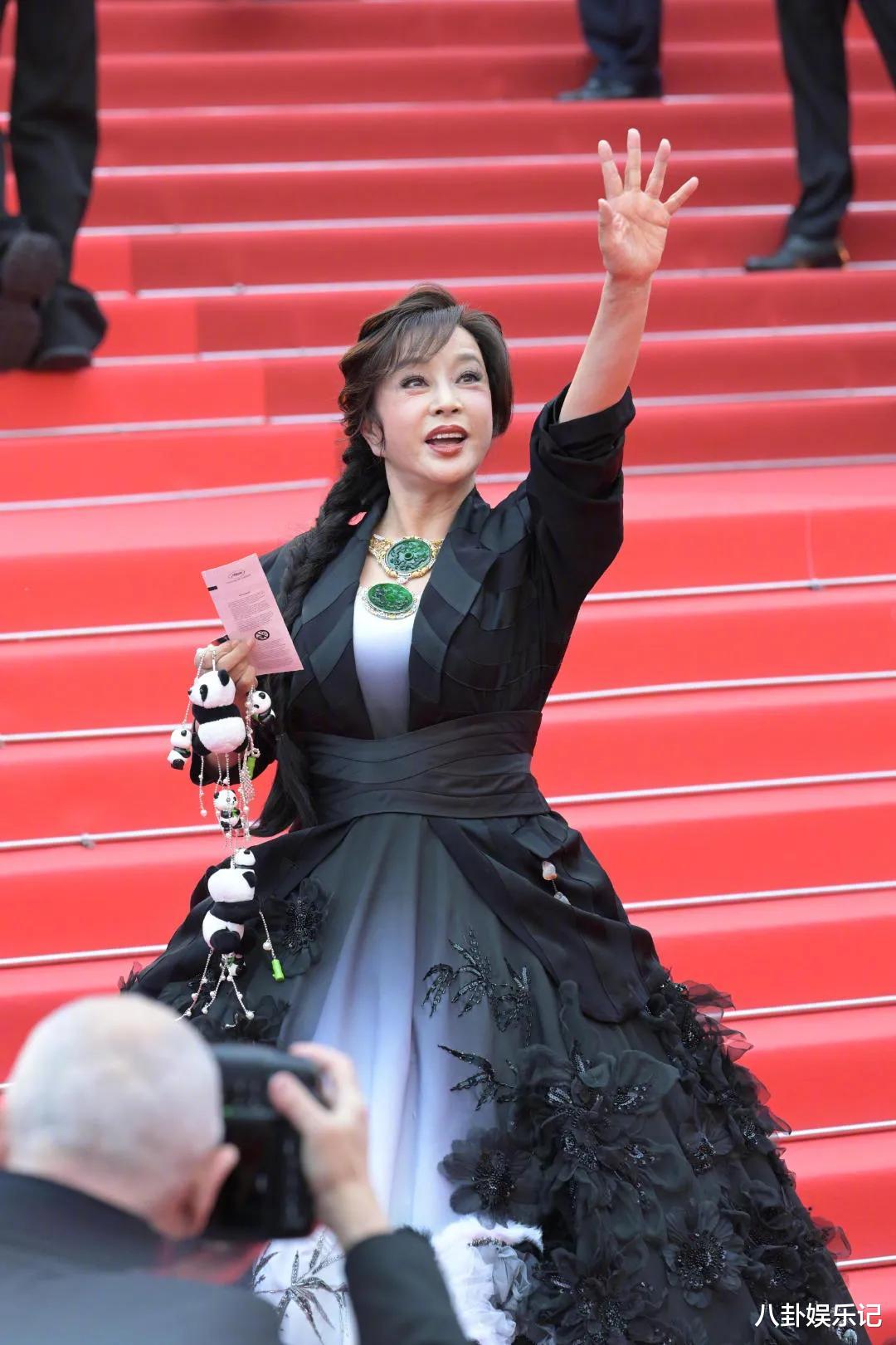 刘晓庆现身戛纳街头！一身黑白波点连衣裙被嘲土，气场却很强大