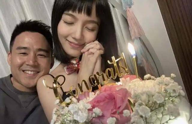 香港知名女星罕见以短发形象示人，嫁豪门接连生三女将封肚