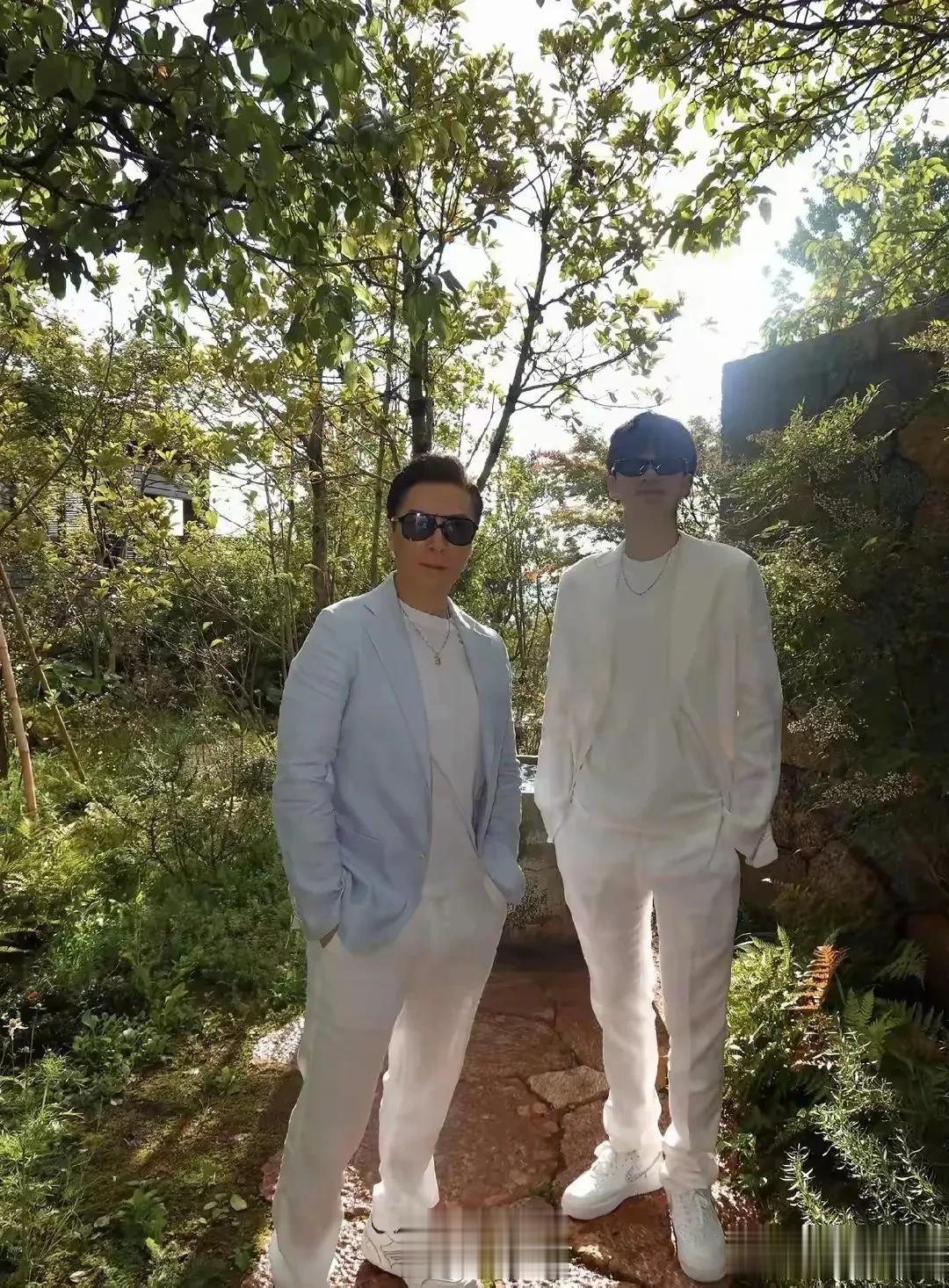 甄子丹携全家大理度假,女儿颜值碾压明星,儿子帅成年轻时的他