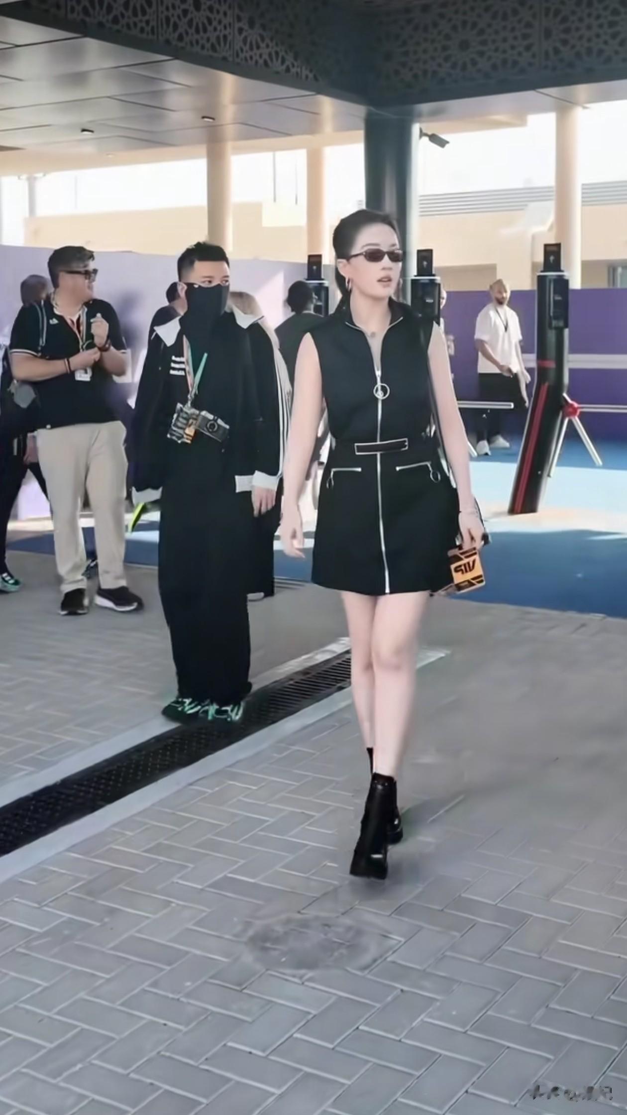 38岁刘亦菲现身阿布扎比看比赛！高马尾+连衣裙+短靴，又高又白