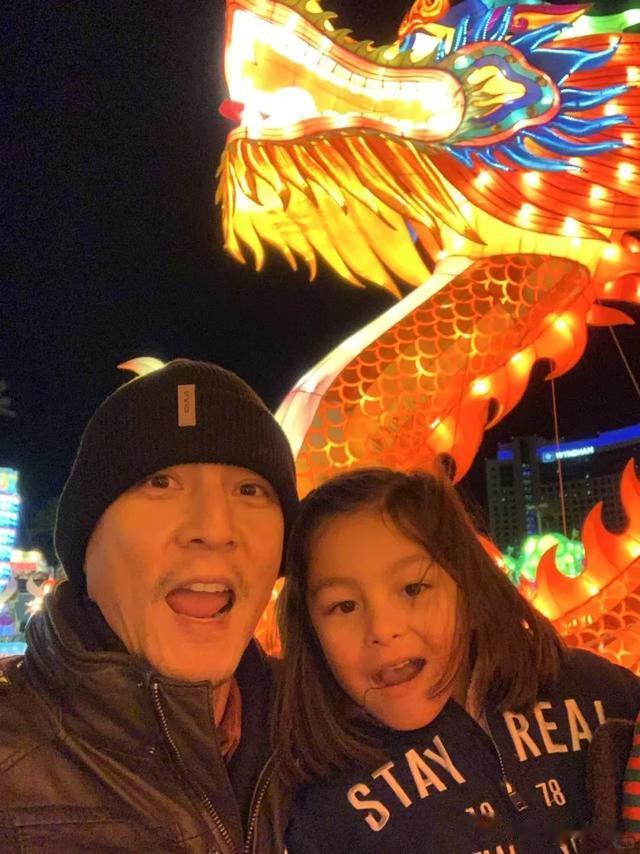 吴彦祖晒多张混血女儿合影!12岁吴斐然眉眼英气,像爸爸也像妈妈