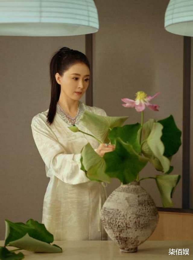 王艳晒19岁儿子，球球暑期狂健身大变样，长成180倒三角肌肉型男