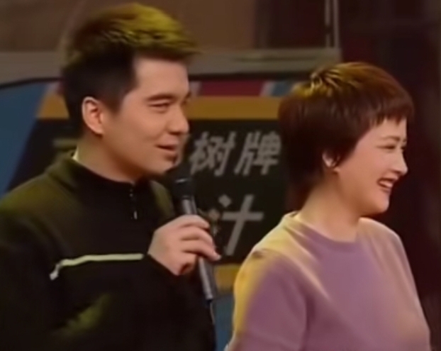 37岁何晴刚生产完，剪短发，穿大妈装，目测120斤，美的惊为天人