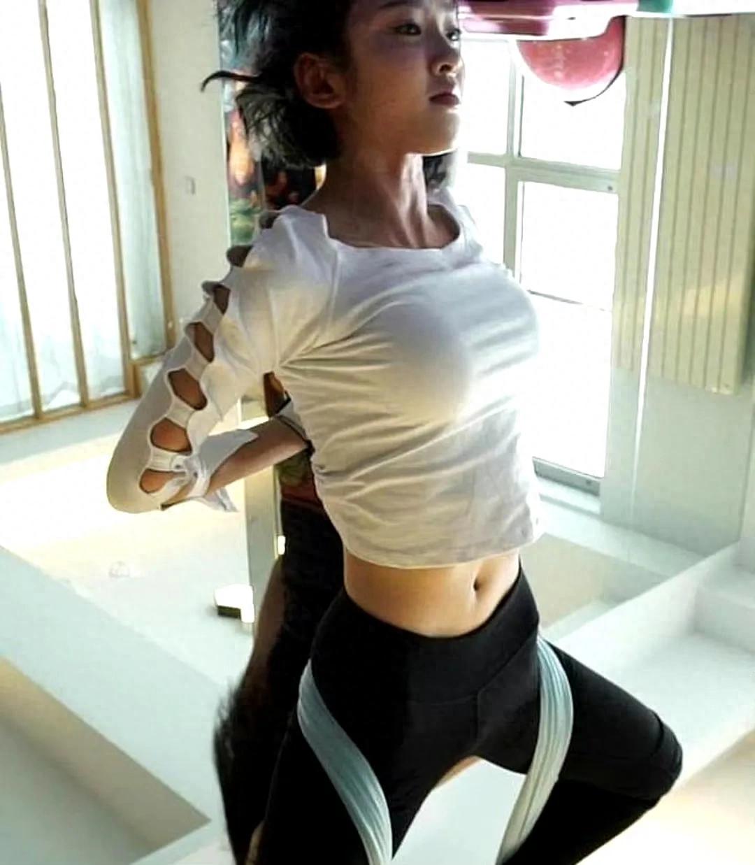 唐艺昕瑜伽练得真稳，身材管理超棒 ???