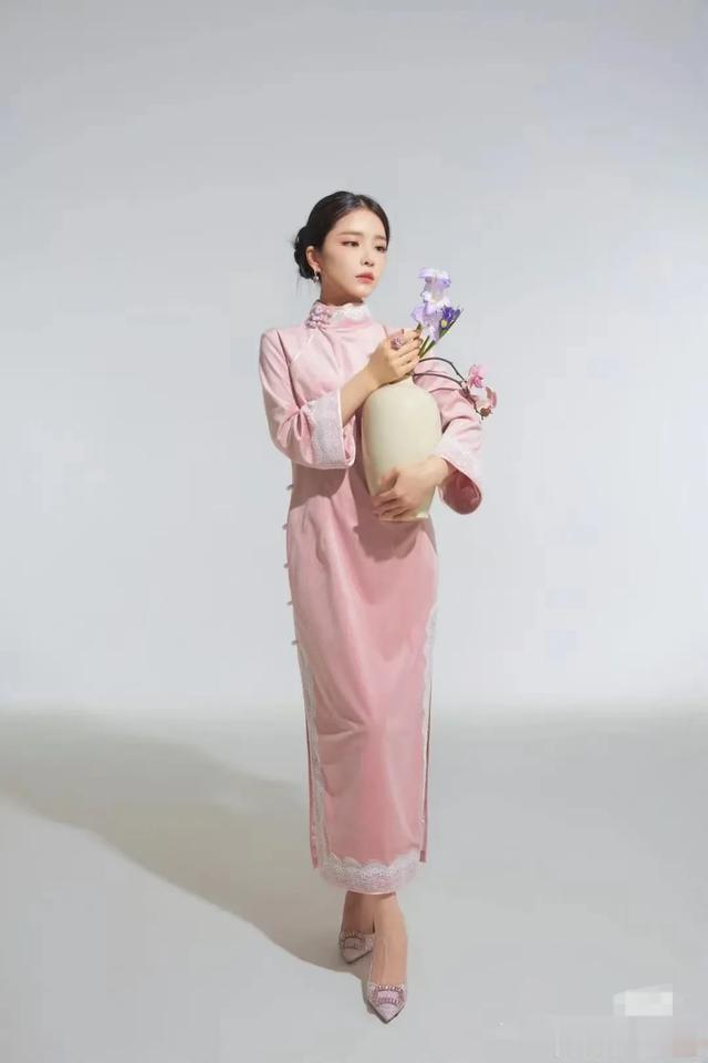 杜淳陪老婆王灿一起健身，杜淳晒八块腹肌，夫妻俩手臂肌肉发达！