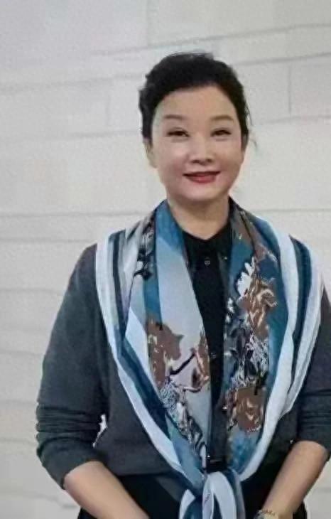 58岁宋祖英变样了,面部僵硬浮肿,再无往日风采