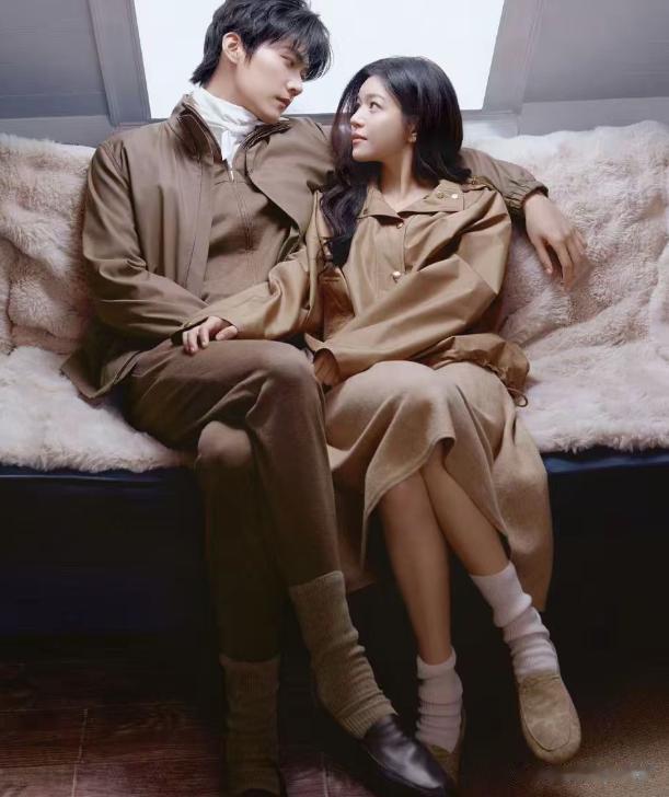 陈妍希周柯宇杂志大片,拍得好像情侣爱照,男方眼神呆滞也没光了