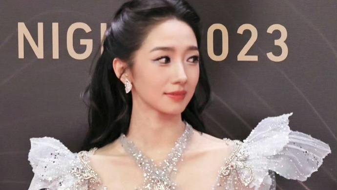 孟美岐纱裙造型：仙奢交织的鎏光氛围感