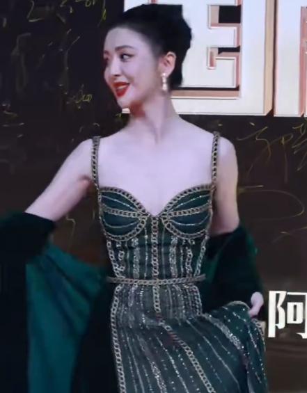 河北偶遇佟丽娅高露聚餐，素颜生图显老又一般，棉袄掉色像旧的