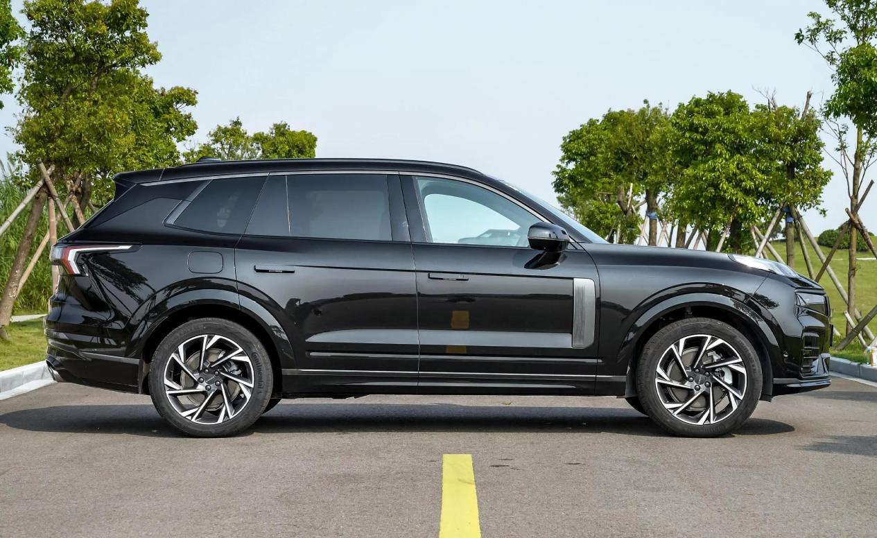 被低估的豪华SUV！车长超5米，2.0T+8AT+全时四驱，降到22万多