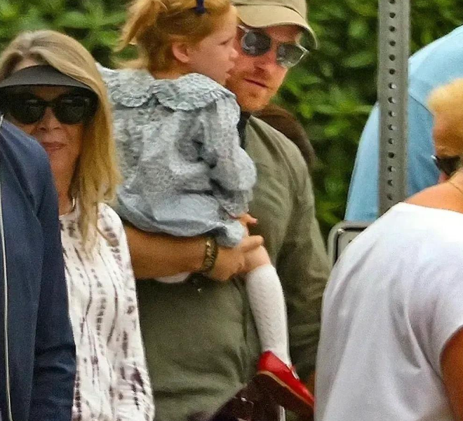 莉莉贝特新镜头萌翻网友，梅根‘商业化’晒娃引热议