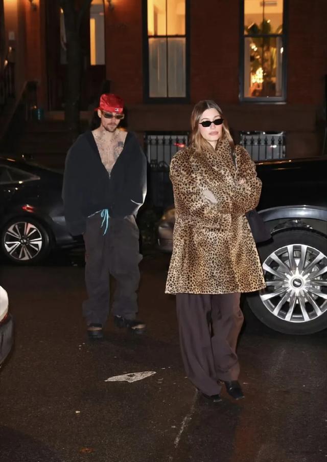 比伯携妻子纽约外出就餐，穿搭一如既往的迷，海莉一脸生无可恋