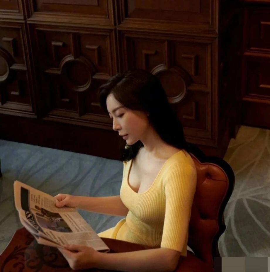 47岁陈数在家自拍,穿大U领曲线太迷人,不生娃每天都是二人世界