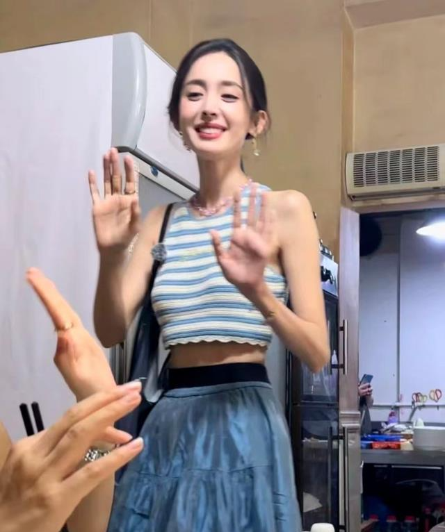 “白幼瘦”别炫耀了，穿泳装的徐冬冬告诉你，啥叫娱乐圈顶级身材