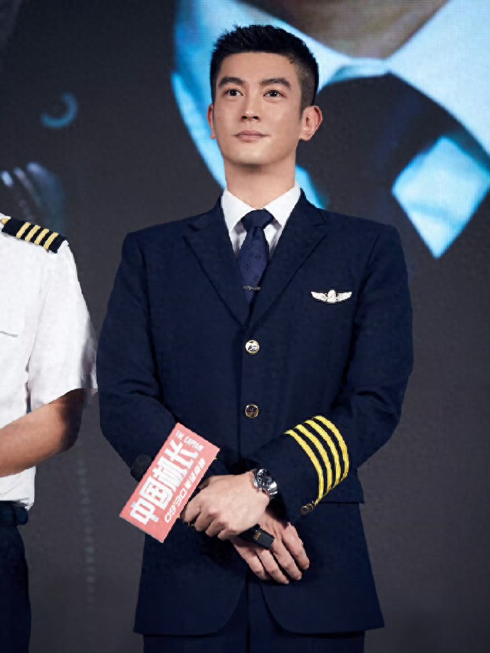 霍思燕支持杜江新片，拎14万爱马仕像买菜篮，网友的关注点却在这