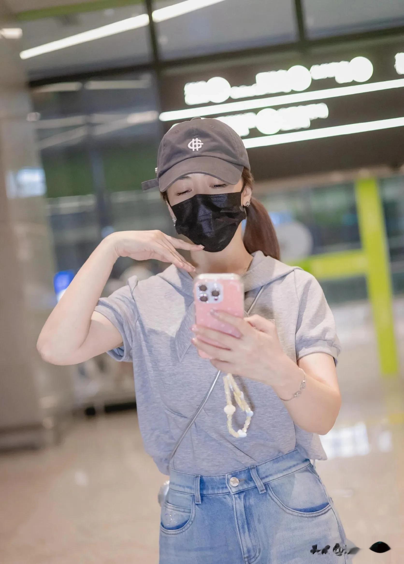 陈紫函最新机场路透照,穿灰色短袖搭配阔腿牛仔裤松弛感满满!