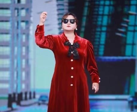 43岁贾玲久违露脸，皮肤并未出现松弛，事业再次传出好消息！