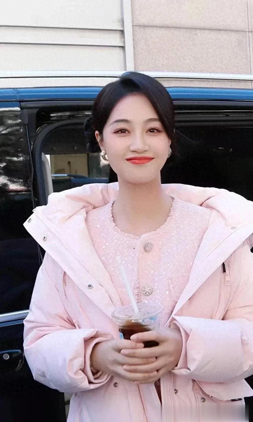 蓝盈莹真是穿搭高手！粉色羽绒服+小香风+牛仔裤，时髦又减龄！