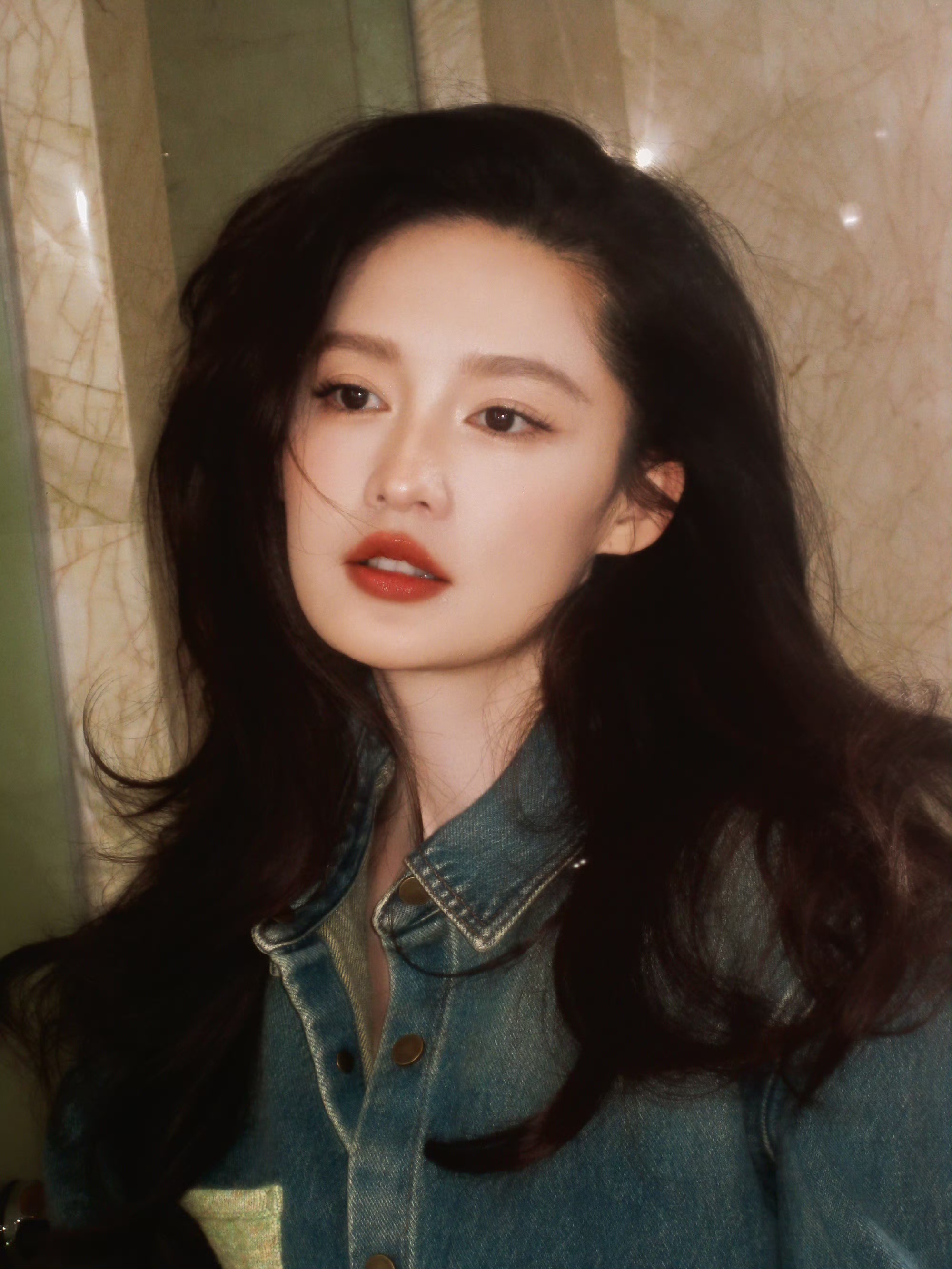 李沁的日常照也太会拍了吧！从浴袍到牛仔，每一套都美到心巴上