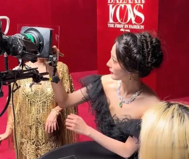 大驼背、躲镜头、鼻尖分家,芭莎这一夜,杨幂的状态和格局全暴露