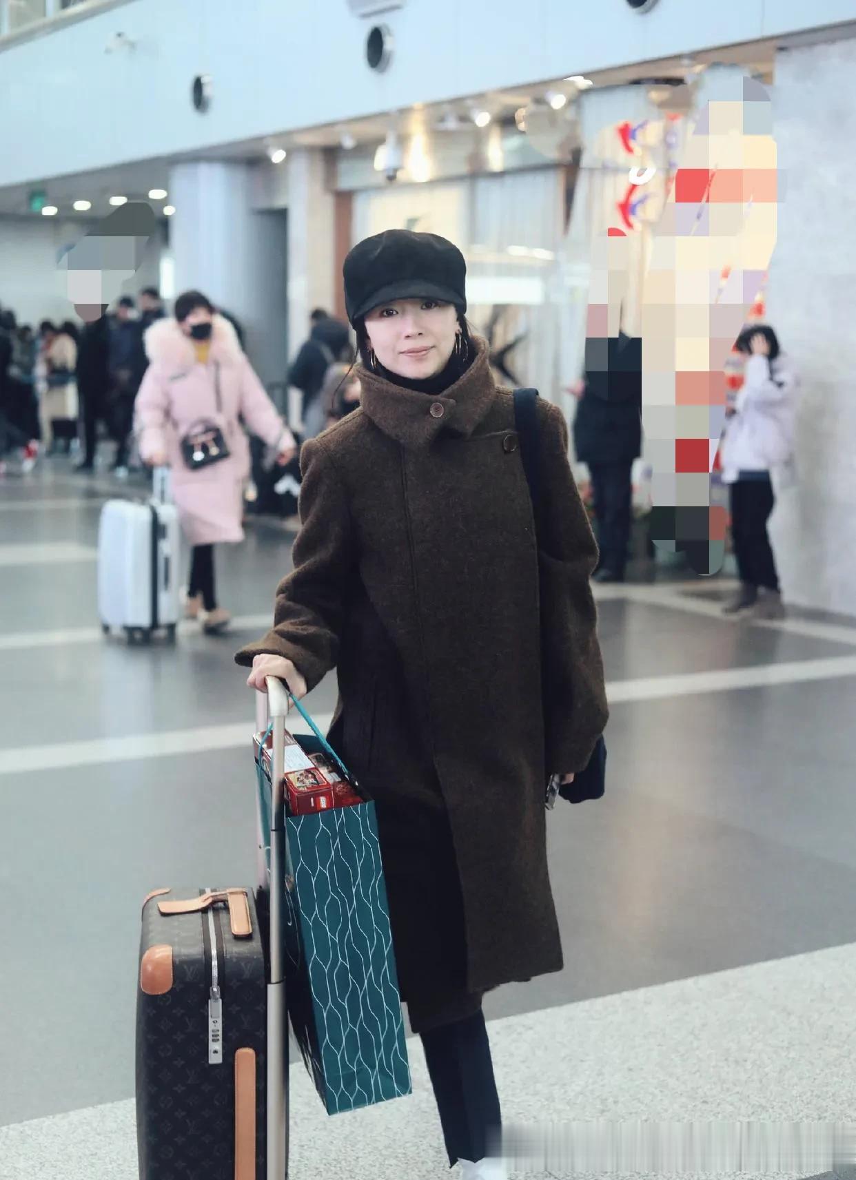 董洁不愧是穿搭高手！深棕大衣+直筒裤+报童帽，时髦又高级！