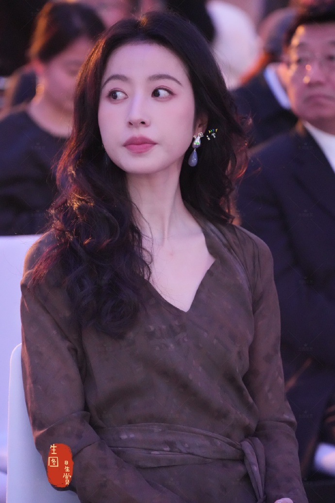 周雨彤推介发布会颜值暴击，吹弹可破的皮肤绝了