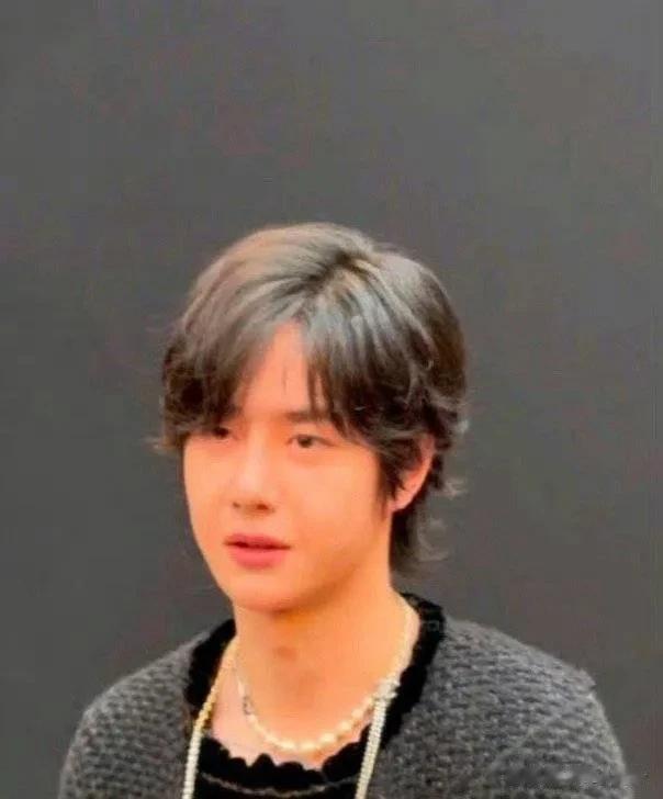 王一博巴黎时装周第三套造型依旧是过季,好丢人啊