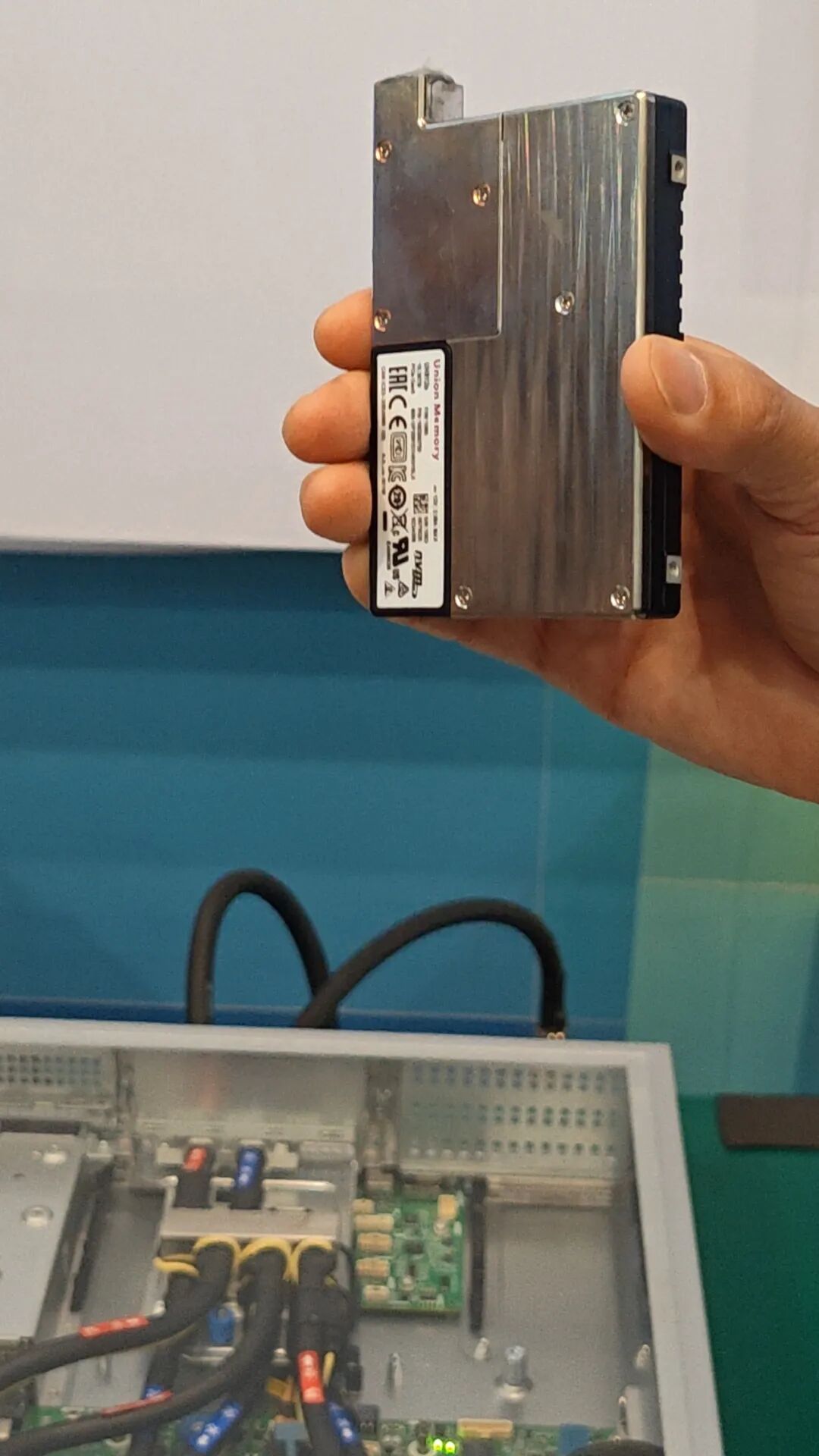 英特爾攜本地生態伙伴發布雙路冷板式全域液冷服務器，引領數據中心散熱與能效革新