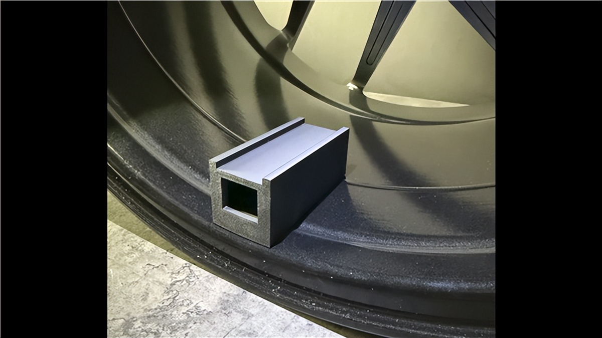 RTX 5080整機塞進保時捷911輪轂！通過鑰匙開機重啟