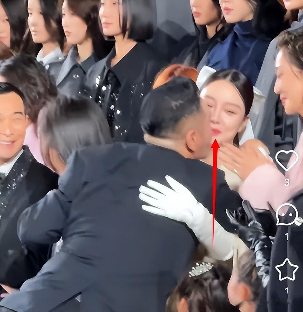 李小璐和女儿走秀被当众亲嘴，脸红害羞像少女，甜馨在旁目瞪口呆