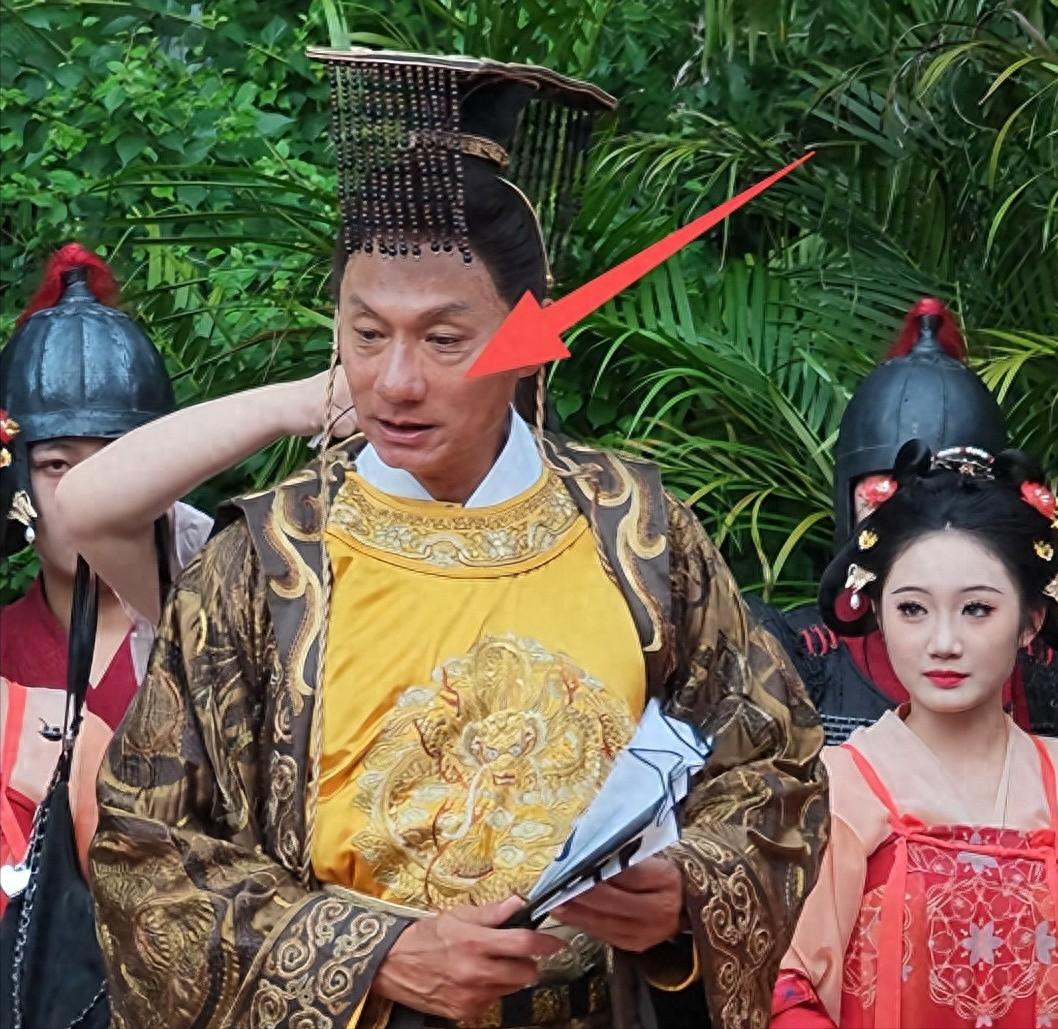 颜值不输刘德华，如今却成了酒糟鼻，65岁港星沦落到景区打工