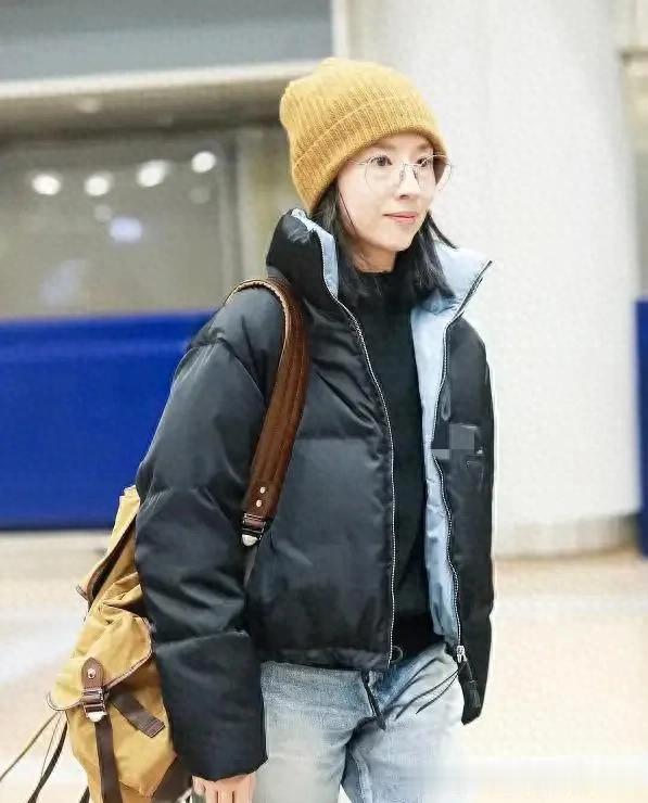 董洁不愧是穿搭高手！短款羽绒服+黑色毛衣+牛仔裤 显瘦保暖又减龄