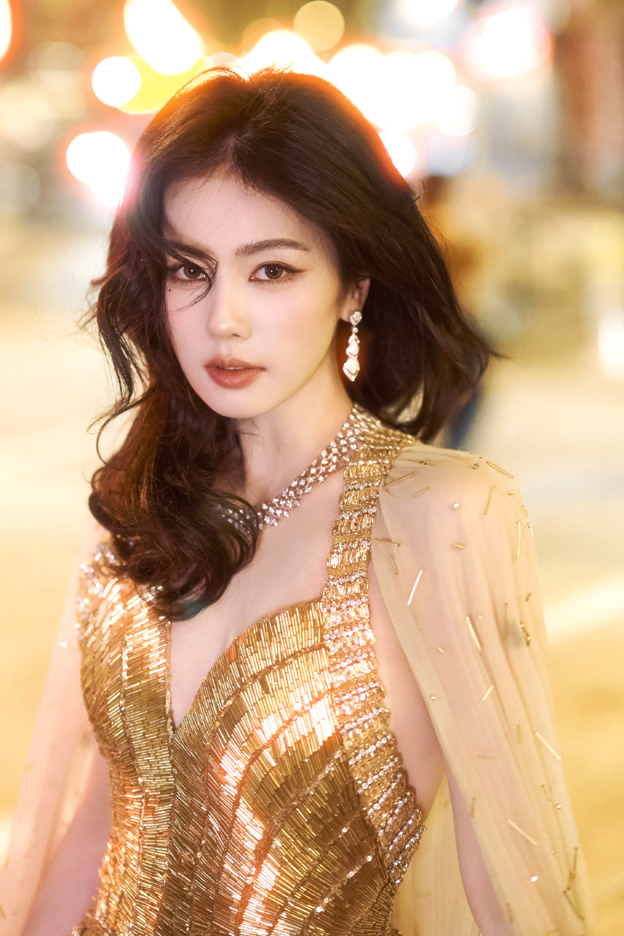 白鹿造型蜕变！抹胸裙收腰显曲线，甜与大气碰撞出成熟韵味