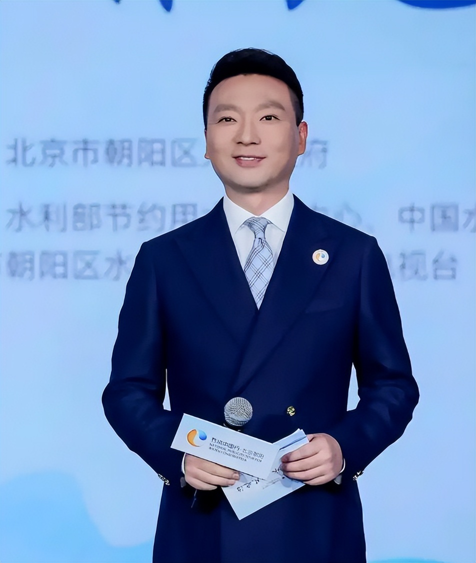 央媒官宣，康辉盼了20年的接班人终于出现，全网恭喜：太优秀了！