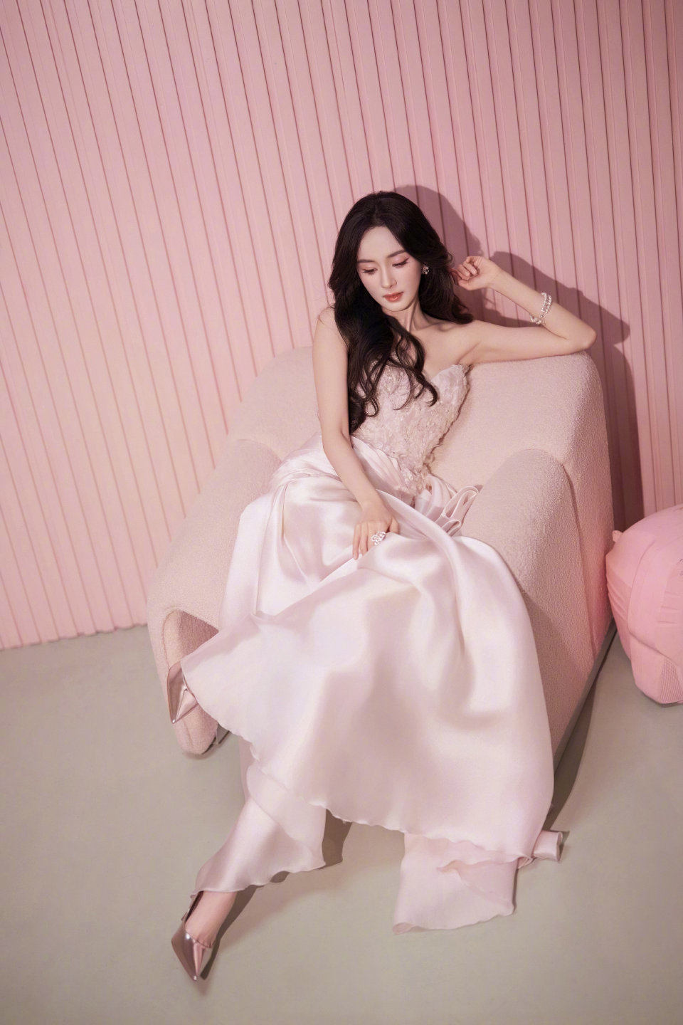 杨幂淡粉色抹胸裙写真，脚踩高跟真美