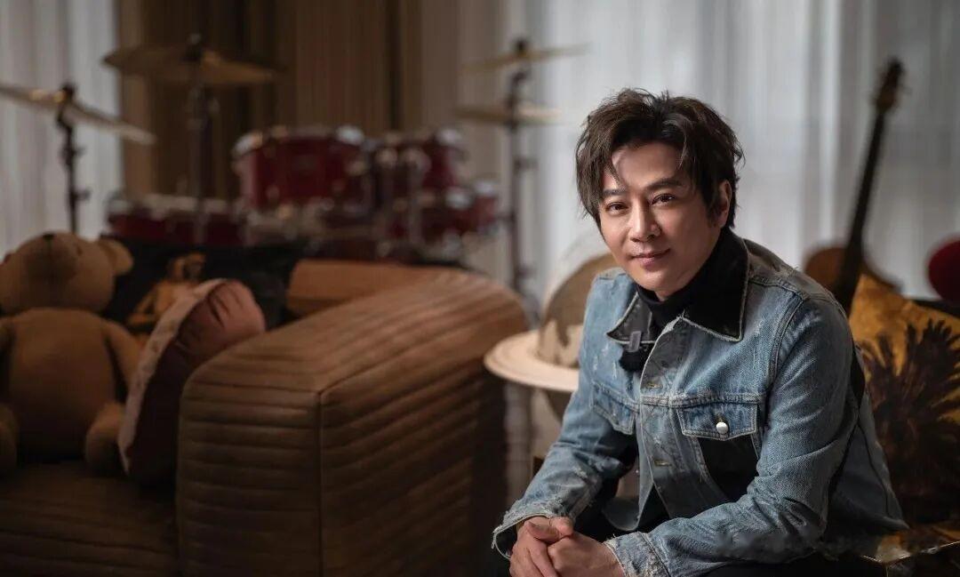 毫无预警入院手术！香港知名男星病容曝光，妻子愁眉苦脸全程陪伴