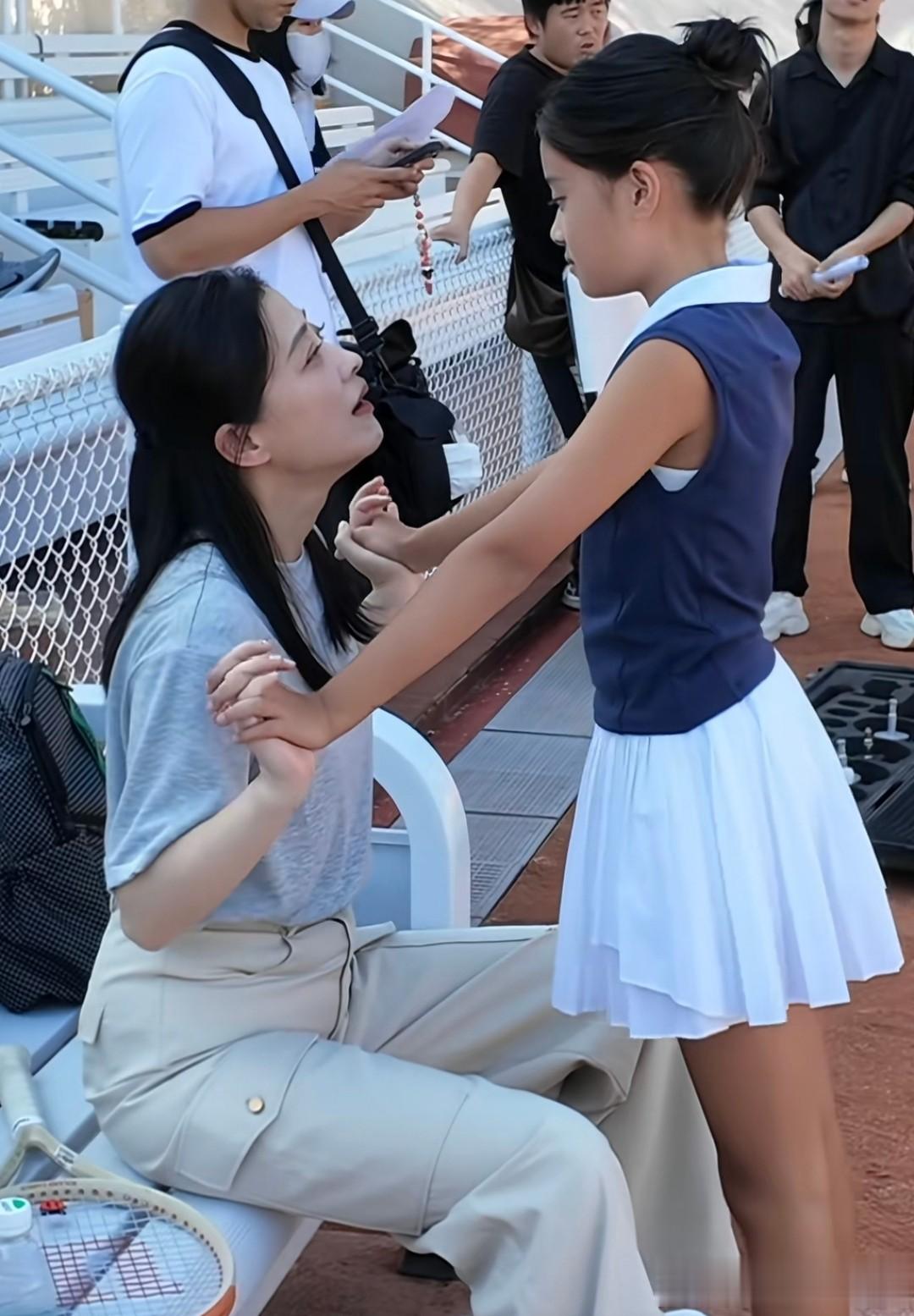 梅婷陪女儿工作，12岁快快皮肤黑但长得漂亮，母女共用一张脸