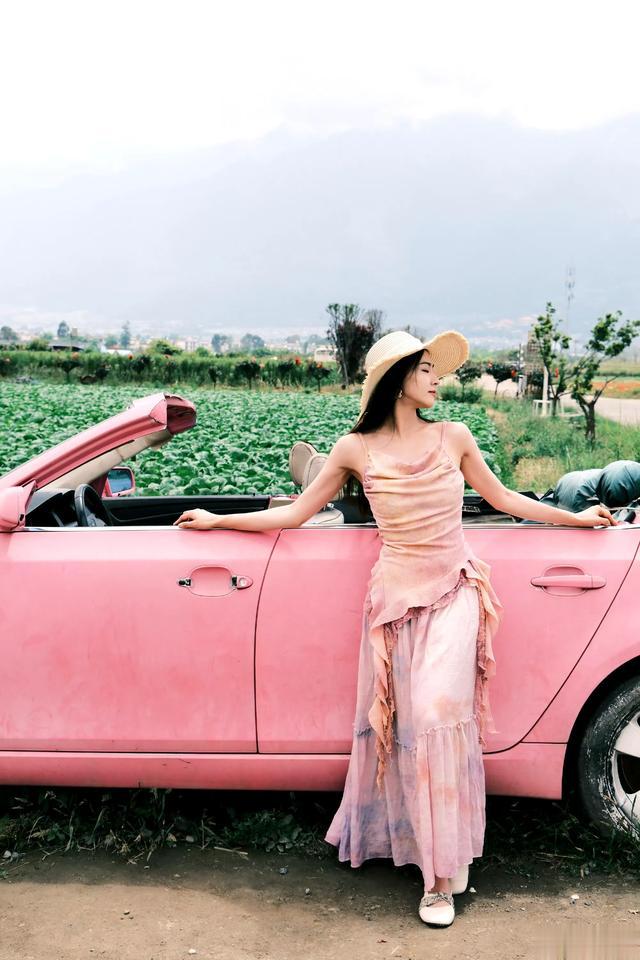 丁笑滢粉红连衣裙，人比花娇