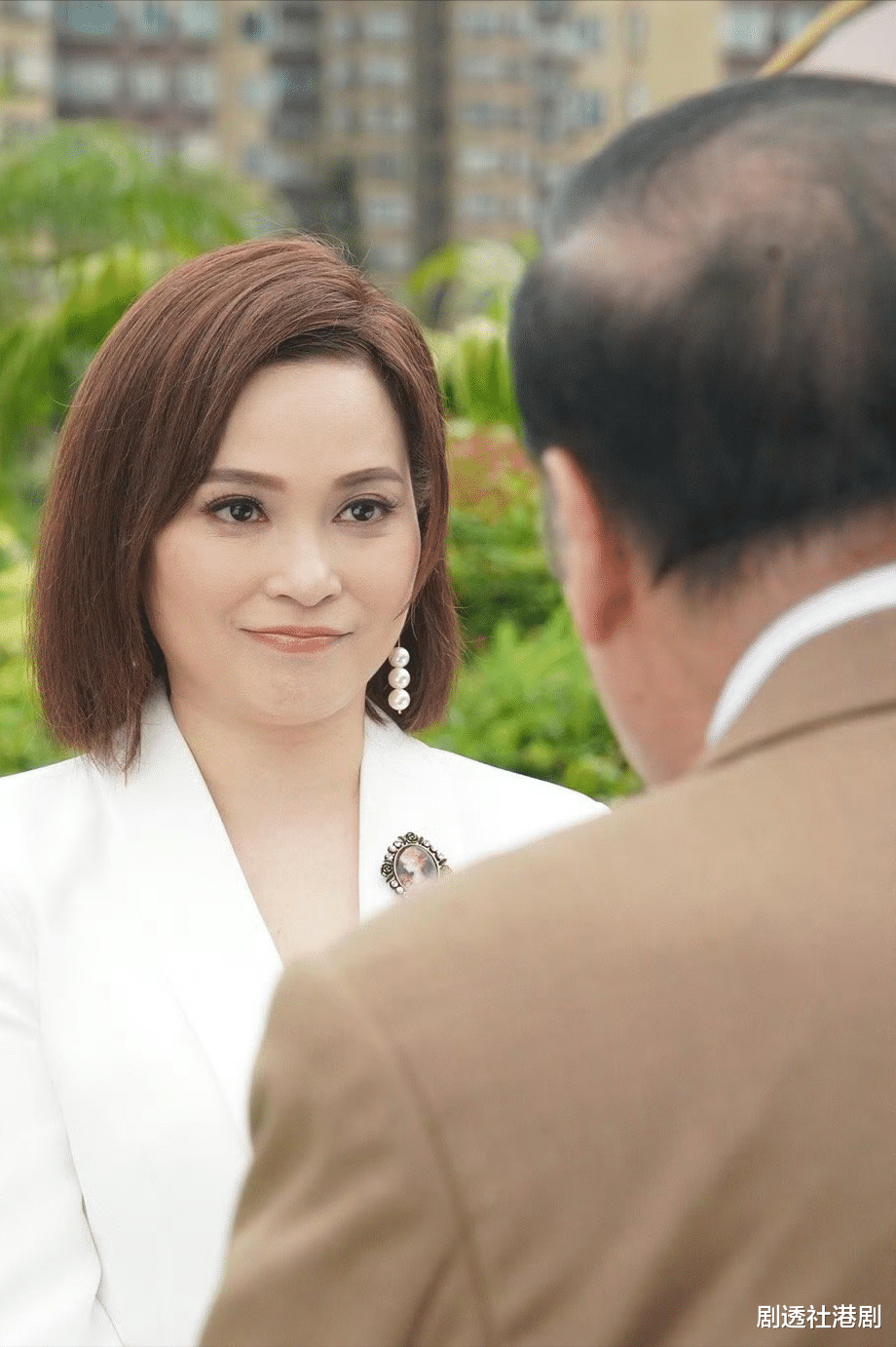 风韵犹存!TVB女星罕见以多套泳衣造型示人,对手演员看后直脸红