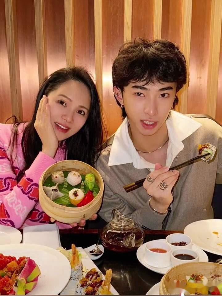 伊能静也没有想到，当初那个劝她再婚的小男孩已经为她争光了