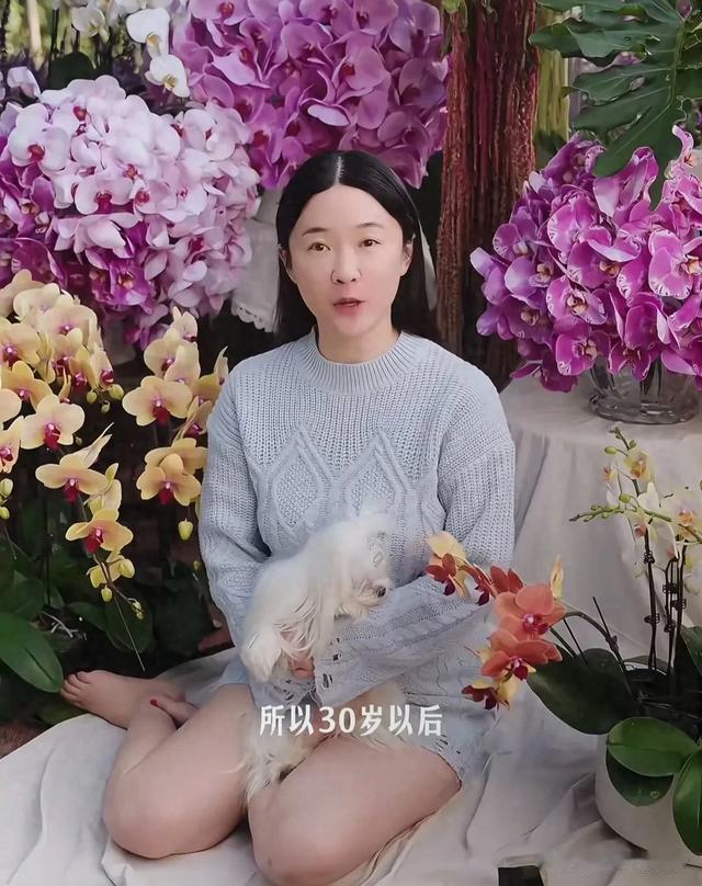 霍思燕现身北京街头没明星架子,真人一点都不胖,不会超过110斤